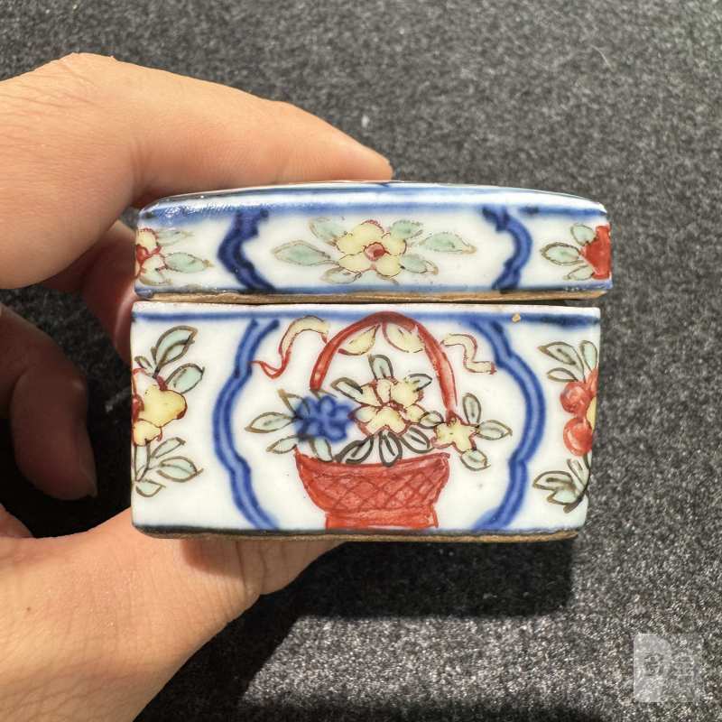 明万历 青花五彩开光花篮纹方形印盒 - 图15